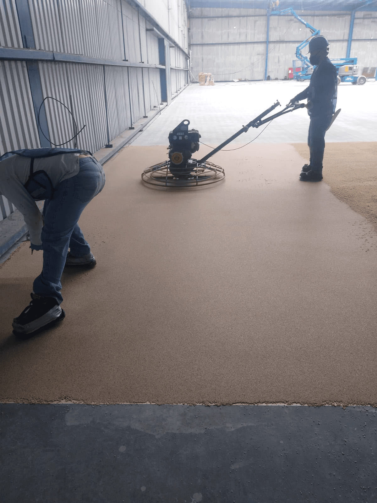 Proceso de acabado superficial con equipo mecanico en nave industrial