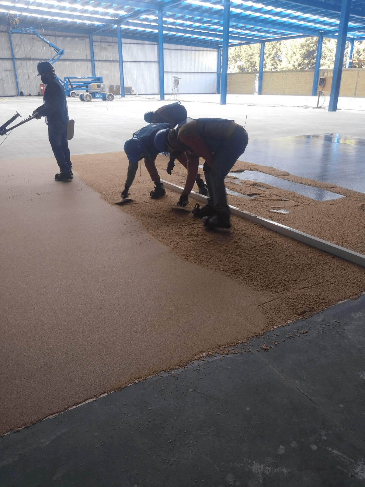 Equipo en campo realizando nivelacion y acabado de piso industrial