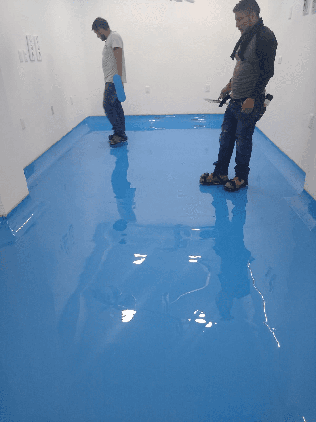 Aplicacion de sistema epoxico autonivelante sanitario en area interior